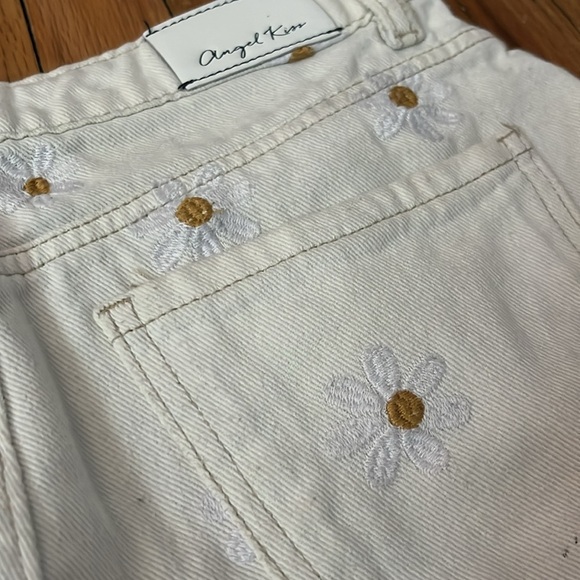 Adorable sunflower denim shorts, off white high rise - Picture 6 of 7